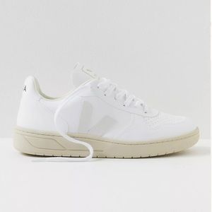 Veja V-10 Women’s white leather sneaker size 38 (US Size 7)